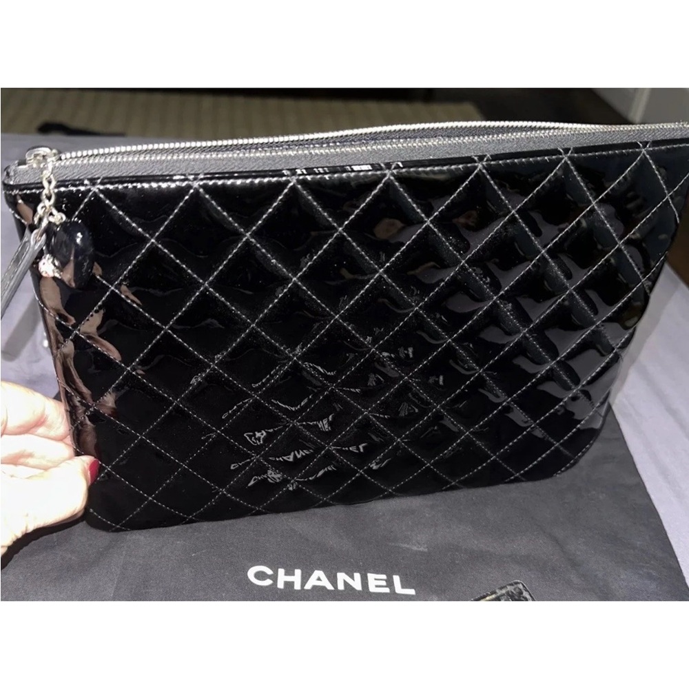 CHANEL Glossy Black Quilted Clutch - Picture 5 of 10